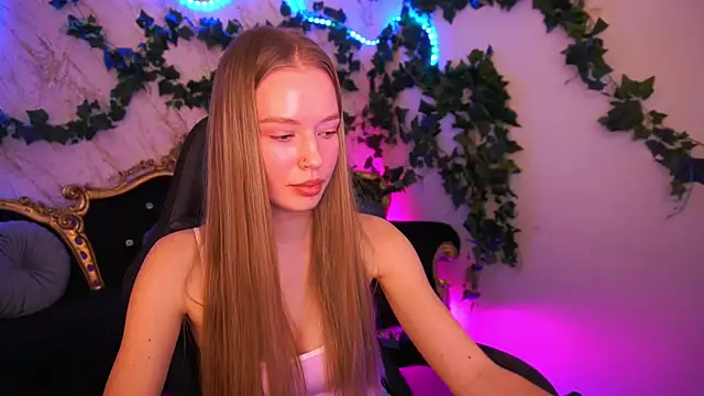 MollyyMayy online show from December 15, 2025, 4:57 pm