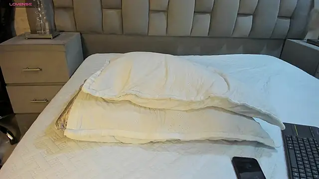 Snapshot of AlaskaFlowerss_ chatting on December 21, 2025, 4:47 am AlaskaFlowerss online show from December 21, 2025, 4:47 am