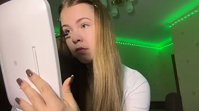 MaevAmy online show from December 15, 2025, 12:33 pm