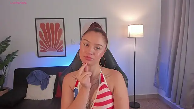 Amelia Saenz  online show from July 4, 2026, 1:26 pm