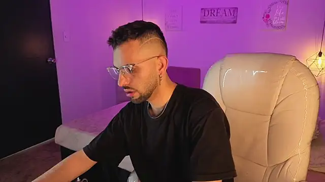 annie and ryan online show from December 19, 2025, 4:49 am