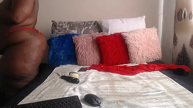 Snapshot of Hugecurvyass3xx chatting on July 8, 2026, 9:43 am Hugecurvyass3xx online show from July 8, 2026, 9:43 am