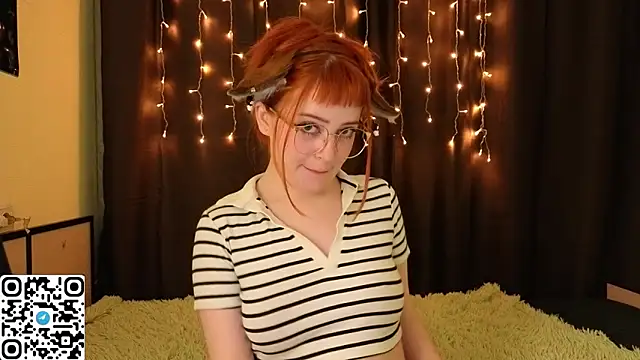 Snapshot of LittleFoxHole chatting on February 1, 2026, 2:21 am LittleFoxHole online show from February 1, 2026, 2:21 am