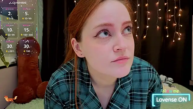 Snapshot of LittleFoxHole chatting on December 21, 2025, 11:45 am LittleFoxHole online show from December 21, 2025, 11:45 am