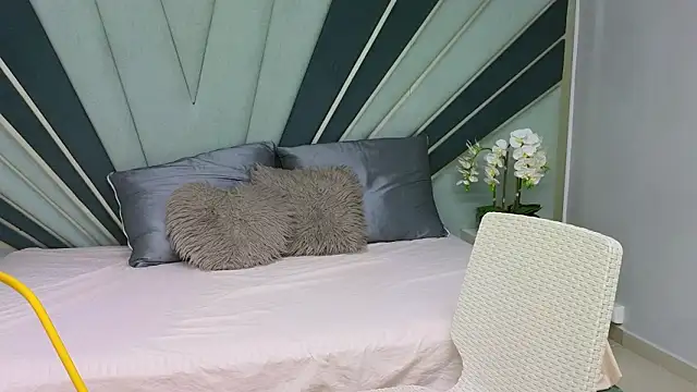 DulceeEsmeralda online show from March 11, 2026, 2:22 pm