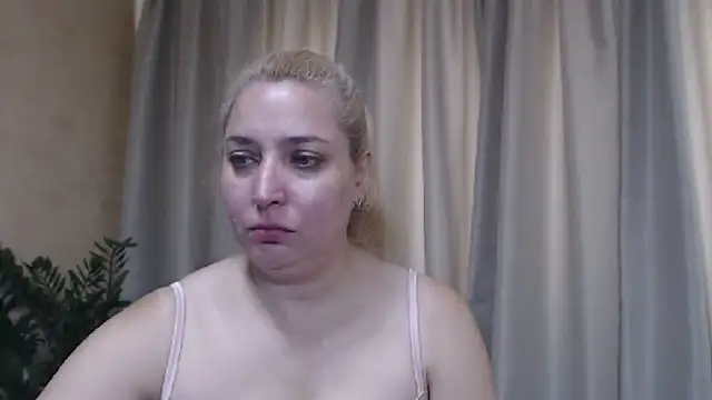 Snapshot of sweetpussy13 chatting on August 4, 2026, 6:18 am sweetpussy13 online show from August 4, 2026, 6:18 am
