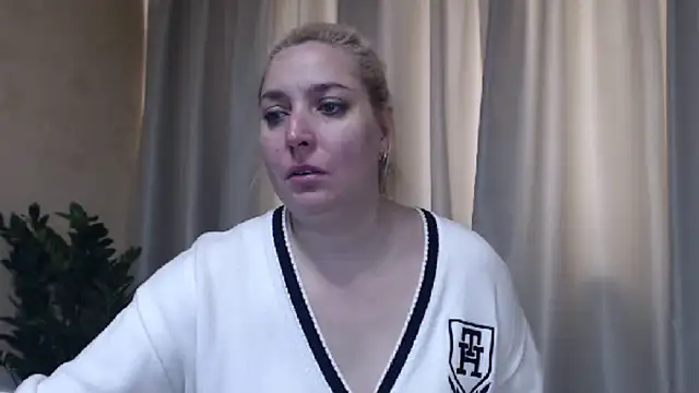 Snapshot of sweetpussy13 chatting on May 19, 2026, 5:25 am sweetpussy13 online show from May 19, 2026, 5:25 am
