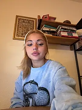 SilkyMira online show from December 21, 2025, 7:04 pm