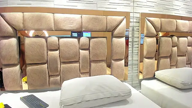 chloe cortez online show from December 18, 2025, 12:49 am