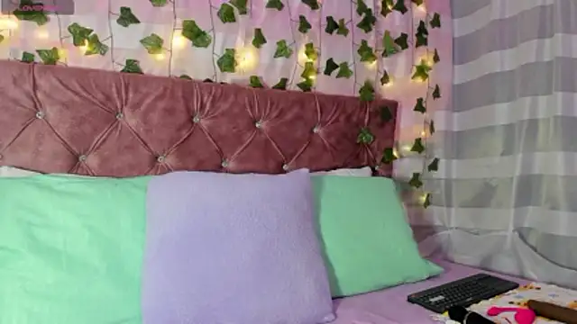 Ayla-marttinez online show from June 23, 2026, 1:36 am