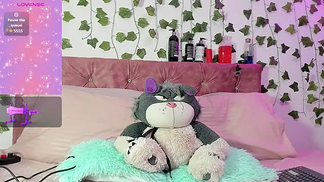 Ayla-marttinez online show from August 1, 2026, 11:47 pm
