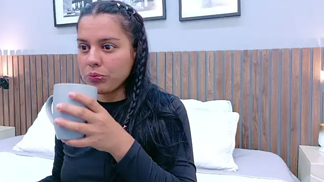 Mia Bellefort online show from March 5, 2026, 8:05 pm