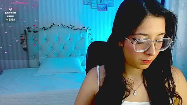 Snapshot of emmalove_doll chatting on March 4, 2026, 12:18 am emmalove doll online show from March 4, 2026, 12:18 am