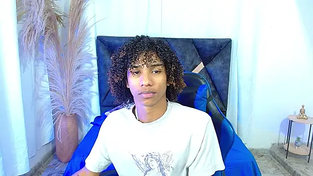 Snapshot of angelll18_ chatting on June 9, 2026, 8:32 pm angelll18 online show from June 9, 2026, 8:32 pm