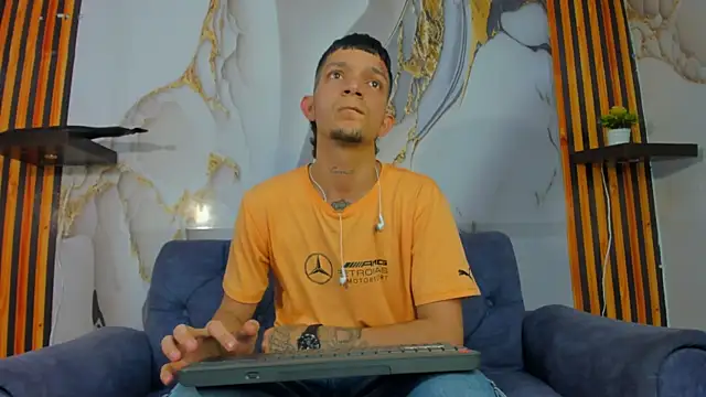 Straight Guy22 online show from December 18, 2025, 4:06 am