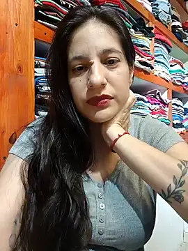 julietaloovee online show from February 4, 2026, 9:32 pm