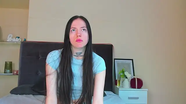 Snapshot of AdrianaCult chatting on March 18, 2026, 6:05 am AdrianaCult online show from March 18, 2026, 6:05 am