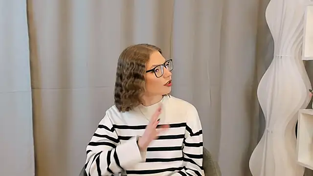 JeaneneWoltz online show from December 18, 2025, 9:03 am