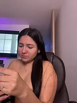 Camila sanchez25 online show from April 26, 2026, 8:28 pm