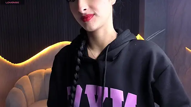 Tifany Tx online show from May 1, 2026, 12:21 pm