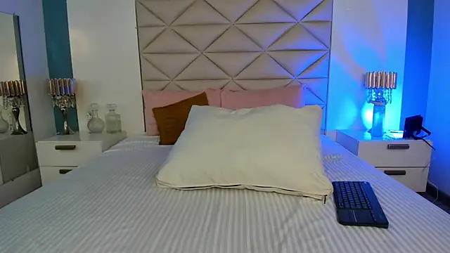 JuliMonroe19 online show from May 12, 2026, 7:16 am