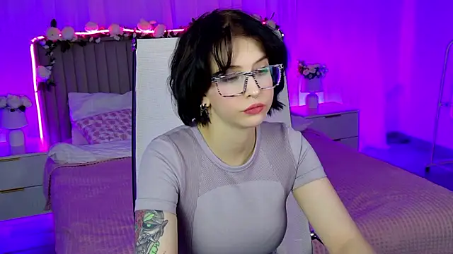 ElenaSomerhalder online show from February 3, 2026, 7:08 pm