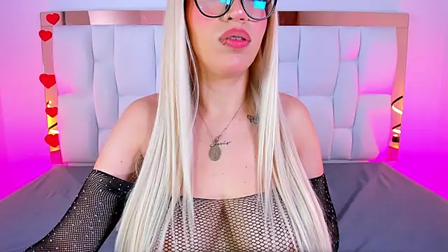 Snapshot of CamilleJuicy_ chatting on July 9, 2026, 12:59 pm CamilleJuicy online show from July 9, 2026, 12:59 pm