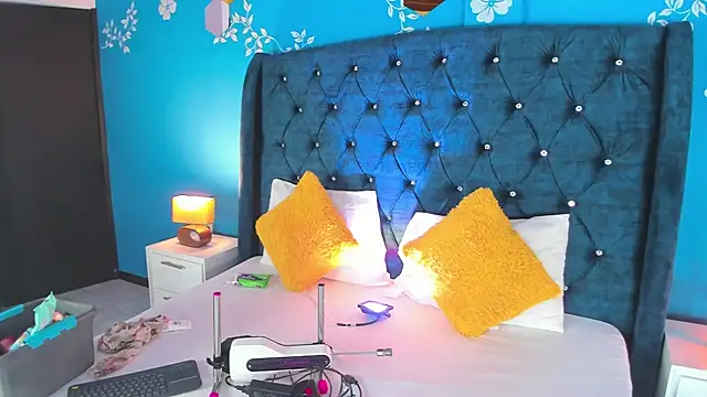 Snapshot of Issa_Clark01 chatting on February 9, 2026, 8:51 pm Issa Clark01 online show from February 9, 2026, 8:51 pm