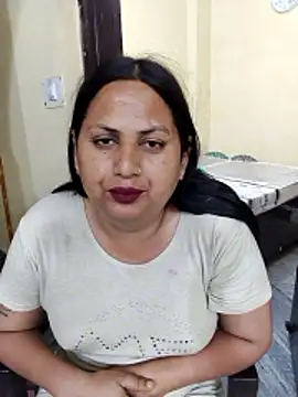 Hotmylips online show from April 18, 2026, 3:47 pm