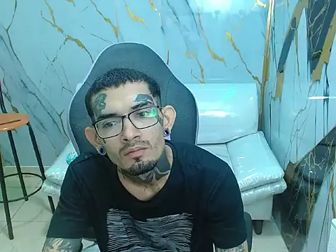 Boy tatto77 online show from May 3, 2026, 12:20 pm
