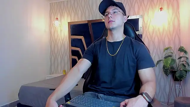 Snapshot of Noah_Clarkk chatting on March 18, 2026, 5:36 pm Noah Clarkk online show from March 18, 2026, 5:36 pm