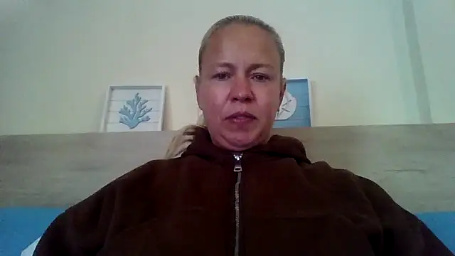 jennyblondeuk online show from May 7, 2026, 4:21 pm