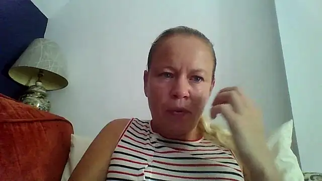 Snapshot of jennyblondeuk chatting on July 19, 2026, 12:35 pm jennyblondeuk online show from July 19, 2026, 12:35 pm