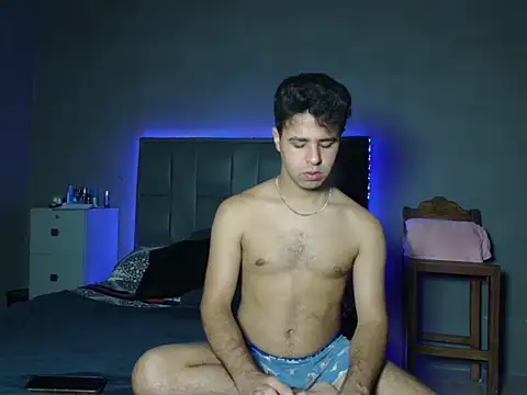 MAXIMILAINO-XXX online show from February 11, 2026, 2:22 am