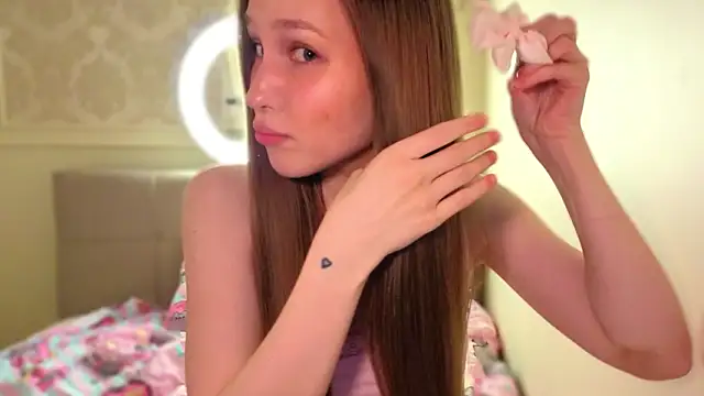 Alllura online show from March 17, 2026, 11:41 pm