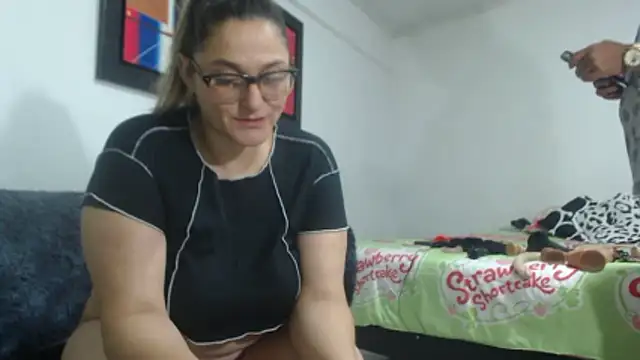 Snapshot of pareja_latina1483 chatting on March 7, 2026, 1:56 am pareja latina1483 online show from March 7, 2026, 1:56 am