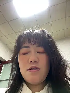 Molly-xiao online show from April 12, 2026, 1:20 am