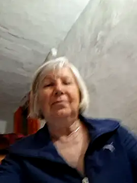 KlaudiaDarling online show from May 3, 2026, 6:33 pm