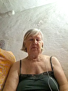 Snapshot of KlaudiaDarling chatting on June 7, 2026, 6:35 pm KlaudiaDarling online show from June 7, 2026, 6:35 pm