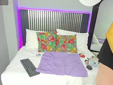 Luna Winstonn online show from February 11, 2026, 1:55 pm