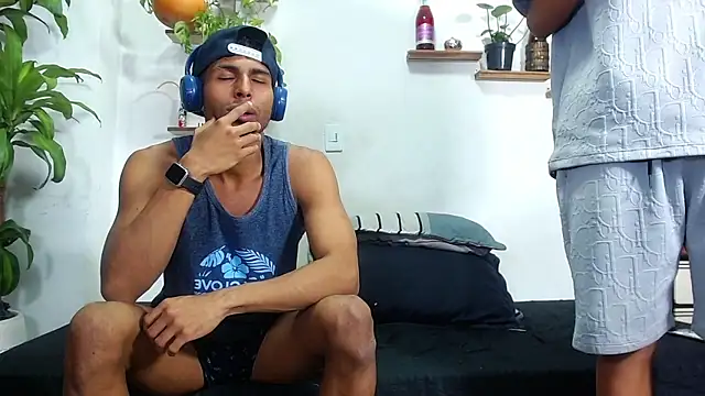 Snapshot of Interracial_Snow_Bunny chatting on March 5, 2026, 11:10 pm Interracial Snow Bunny online show from March 5, 2026, 11:10 pm