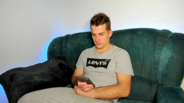 Snapshot of OskarGradient chatting on February 13, 2026, 9:15 pm OskarGradient online show from February 13, 2026, 9:15 pm