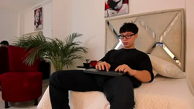 Snapshot of Liam_saint chatting on February 19, 2026, 12:35 pm Liam saint online show from February 19, 2026, 12:35 pm