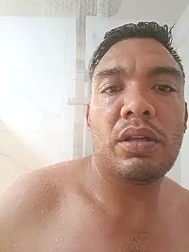 latinomoreno95 online show from May 16, 2026, 8:41 pm