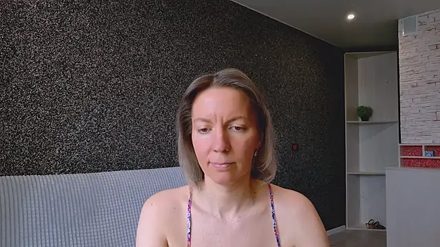 Amanda Luxe online show from May 2, 2026, 3:01 am