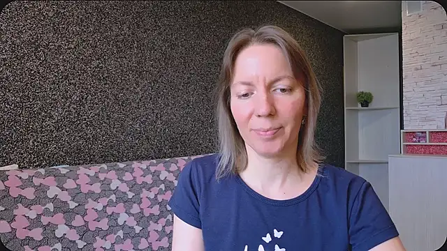 Amanda Luxe online show from July 18, 2026, 2:42 am