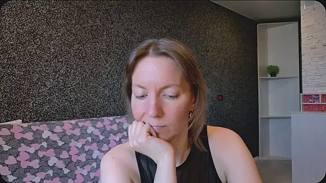 Amanda Luxe online show from July 17, 2026, 2:20 am