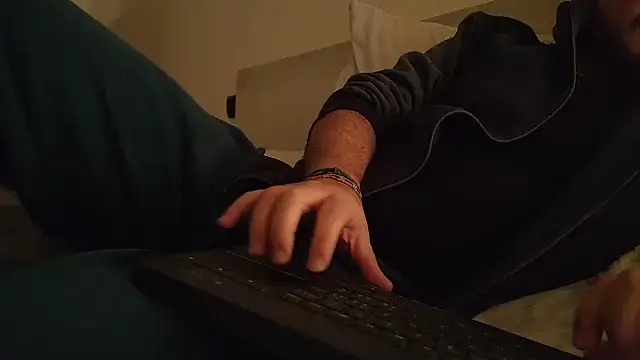 Snapshot of Reb_born89 chatting on January 14, 2026, 5:27 pm Reb born89 online show from January 14, 2026, 5:27 pm