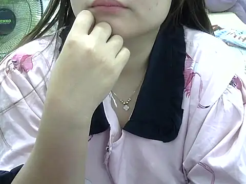 Snapshot of Sarah_no_land chatting on May 10, 2026, 7:12 am Sarah no land online show from May 10, 2026, 7:12 am