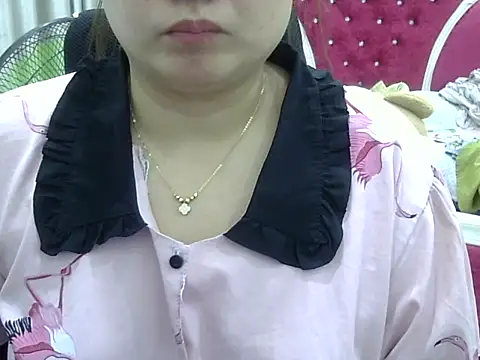 Snapshot of Sarah_no_land chatting on May 17, 2026, 7:52 am Sarah no land online show from May 17, 2026, 7:52 am